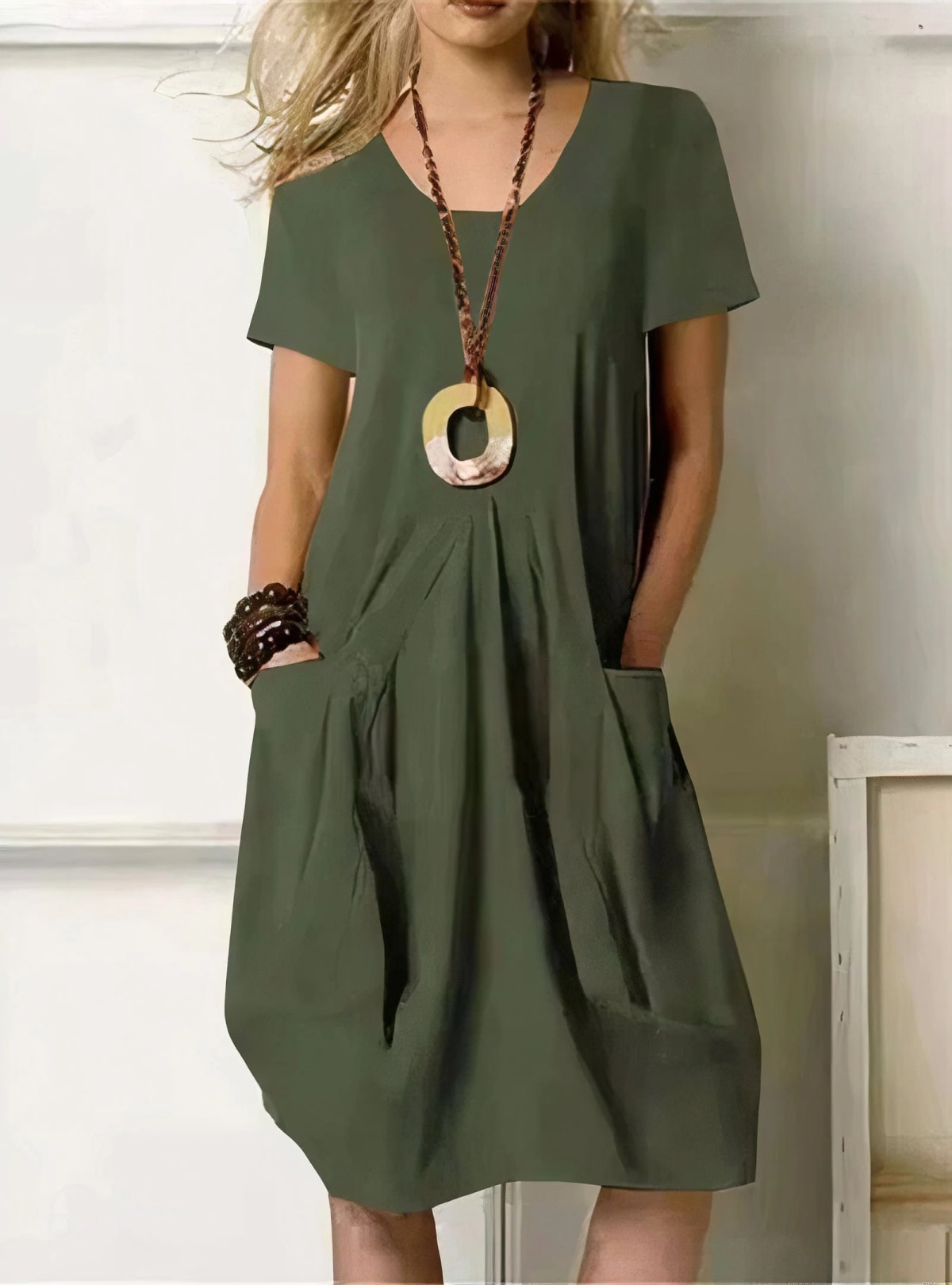 Relaxed fit midi dress with side pockets, lightweight fabric.