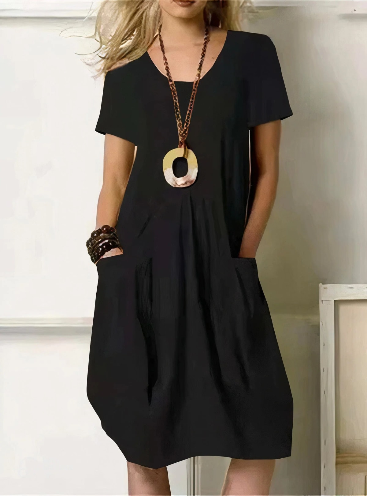 Relaxed fit midi dress with side pockets, lightweight fabric.