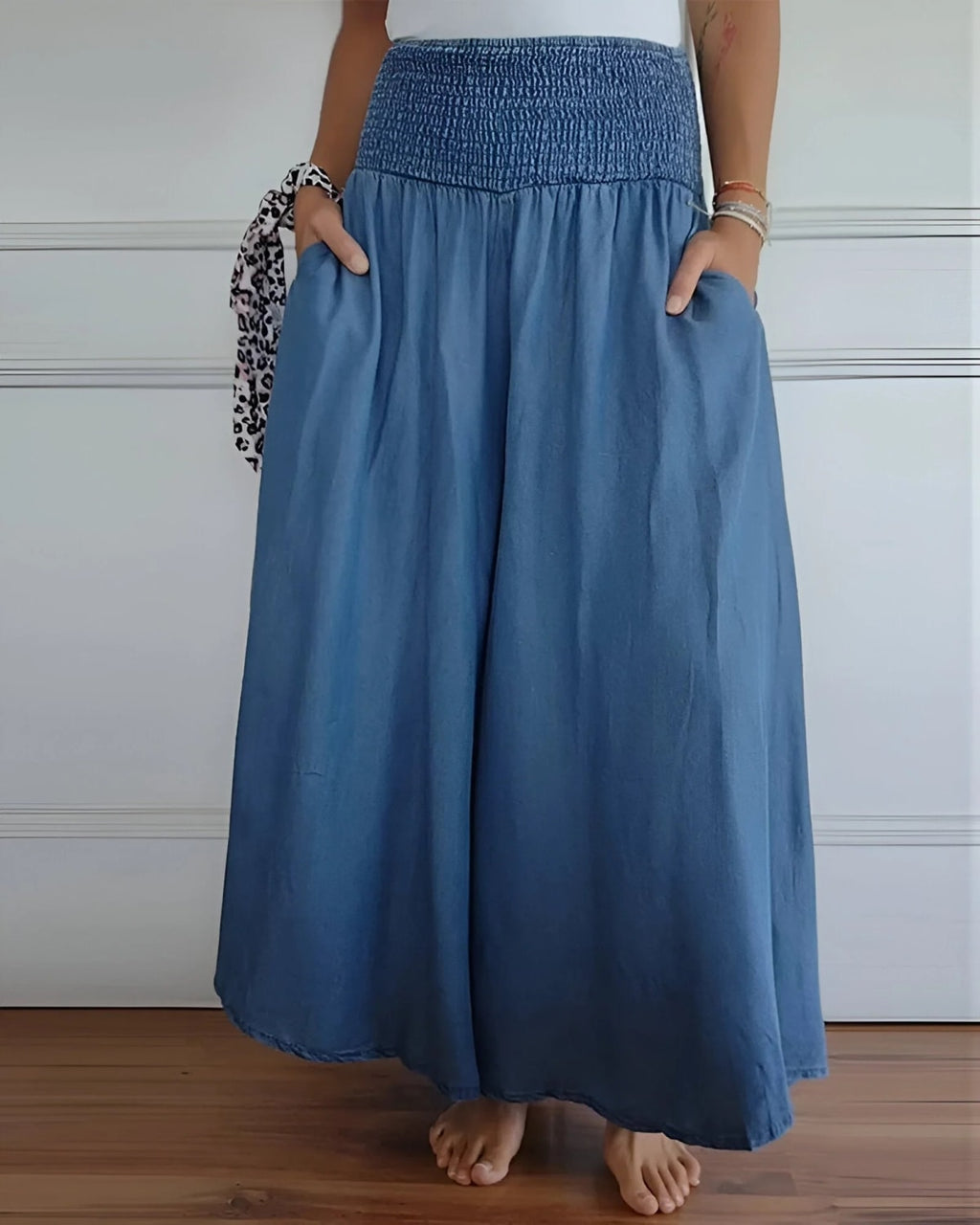 Elastic waist pants with a relaxed fit and soft fabric.