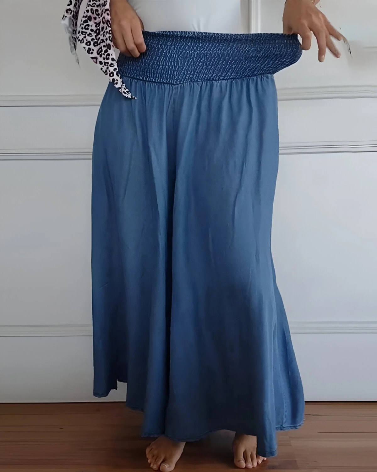 Elastic waist pants with a relaxed fit and soft fabric.