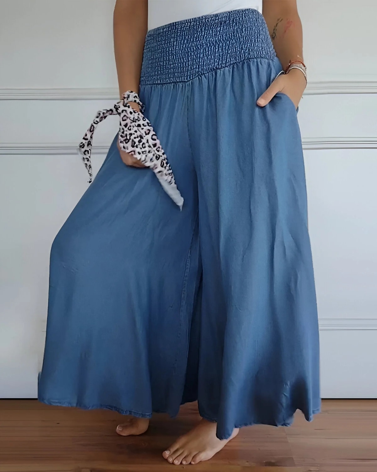Elastic waist pants with a relaxed fit and soft fabric.