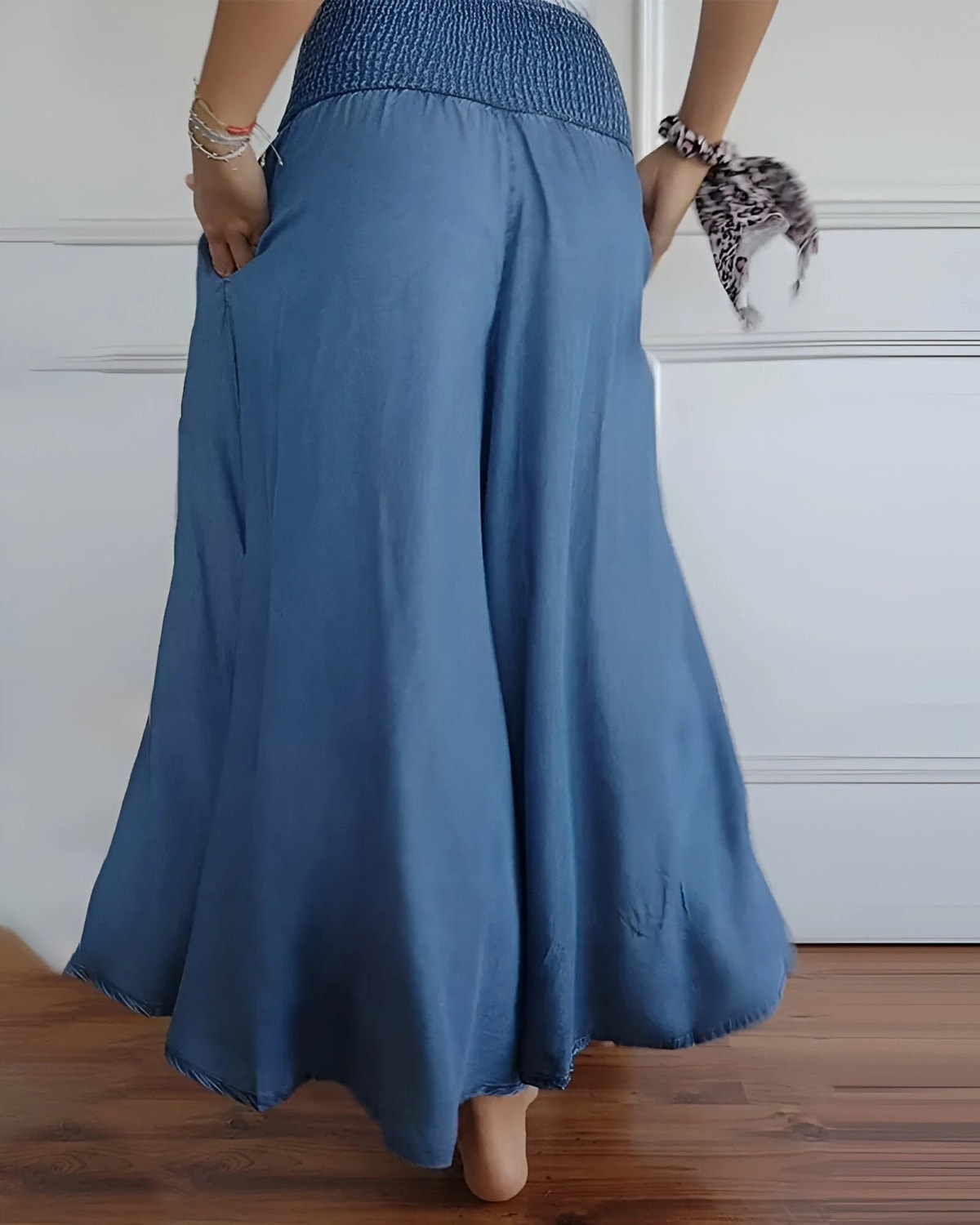 Elastic waist pants with a relaxed fit and soft fabric.