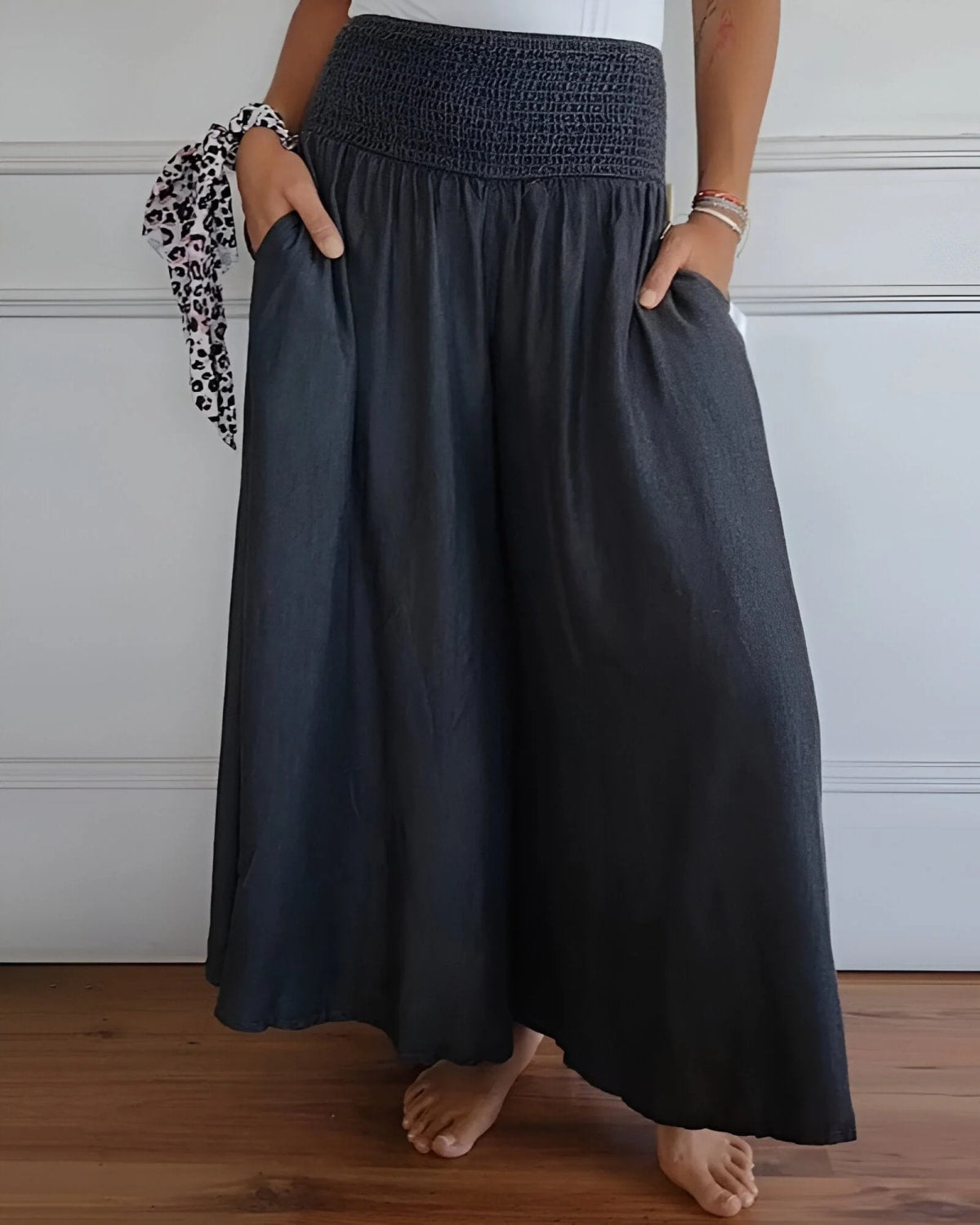 Elastic waist pants with a relaxed fit and soft fabric.