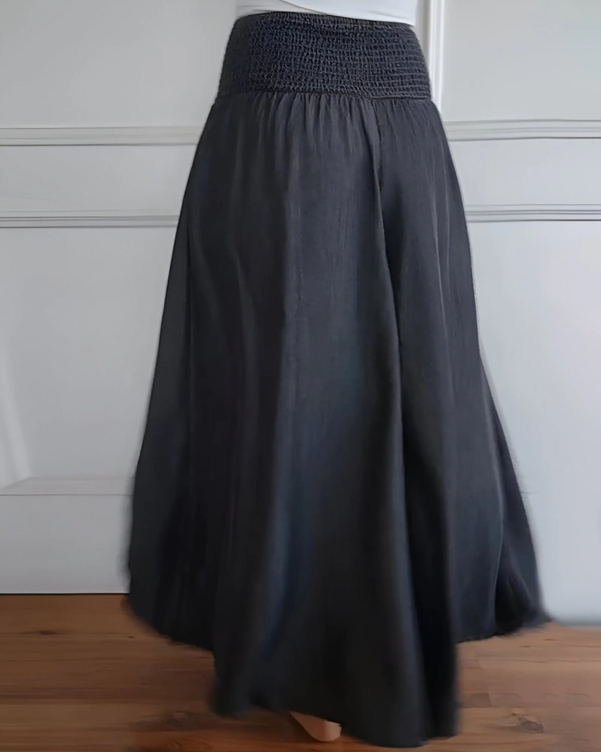 Elastic waist pants with a relaxed fit and soft fabric.