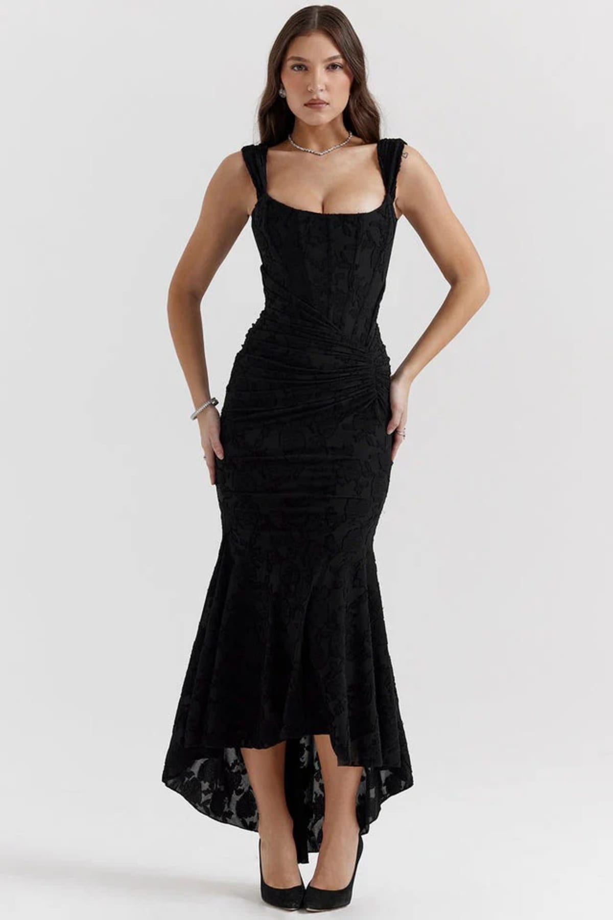 Lace ruched bodycon dress with sleeveless design for evening wear
