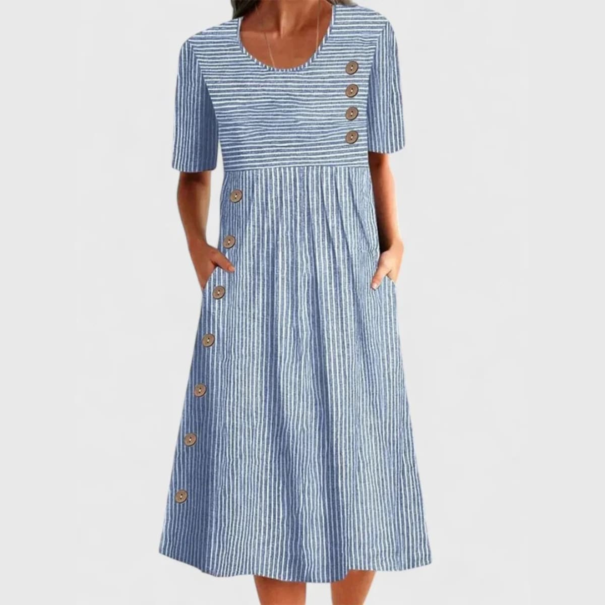 Striped midi dress with buttons and 3/4 sleeves, relaxed fit.