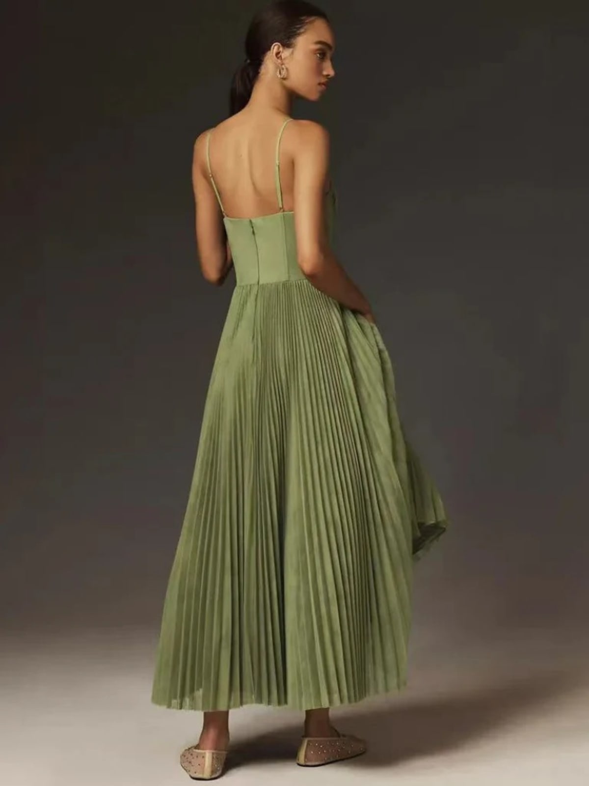 Maxi dress with structured bodice and pleated skirt, sweetheart neckline.