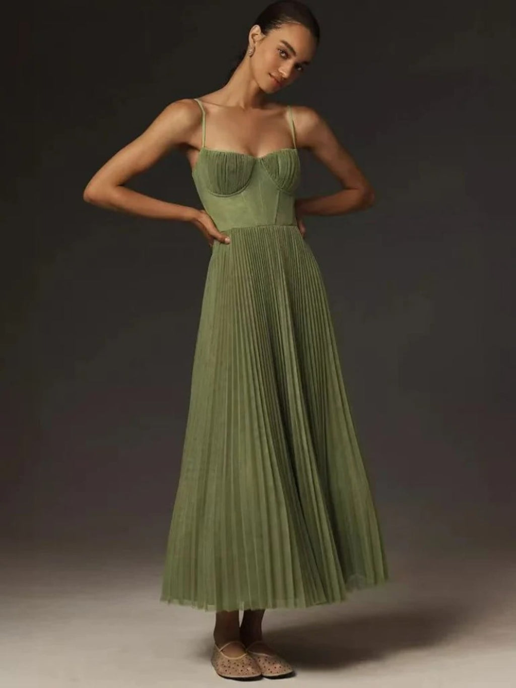 Maxi dress with structured bodice and pleated skirt, sweetheart neckline.